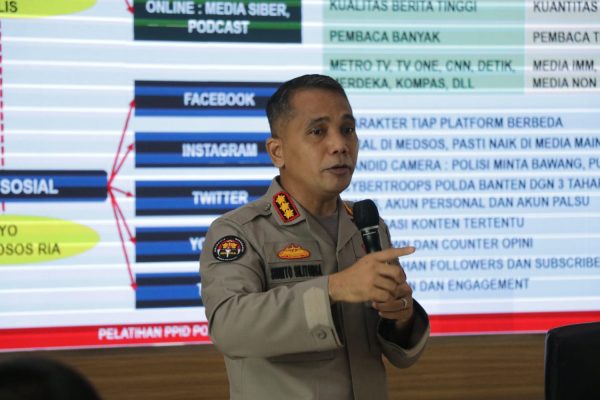 kabid humas polda banten sampaikan materi manajemen media kepada personel polresta tangerang 37244