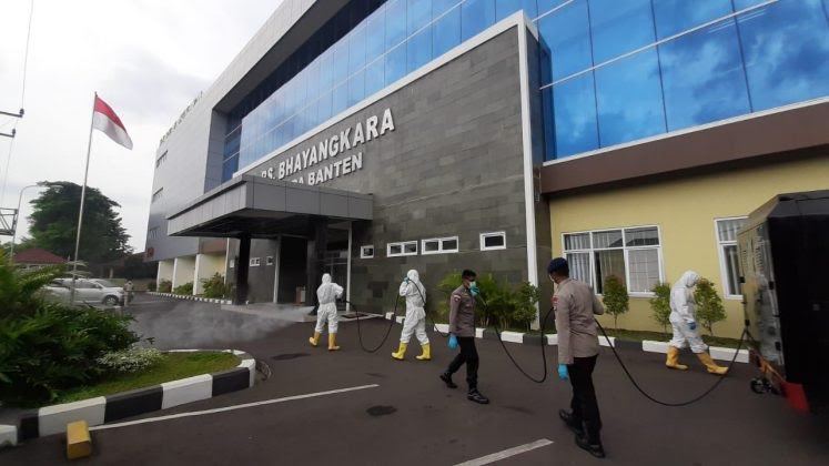kabiddokes polda banten sosialisasikan pelatihan swab lewat talkshow radio 11574