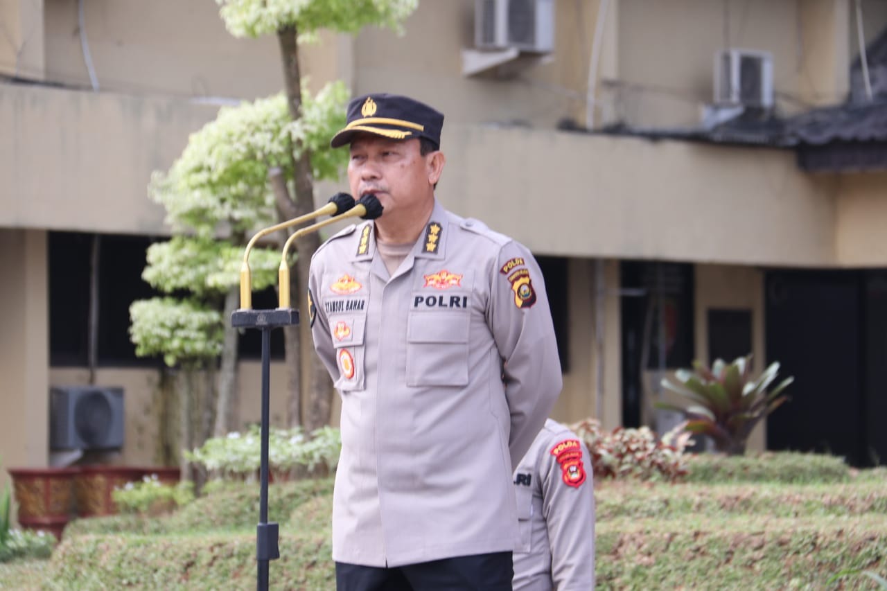 kabidokkes polda sumsel ingatkan gejala covid 19 omicron saat apel pagi kepada personel di mapolda sumsel 23374