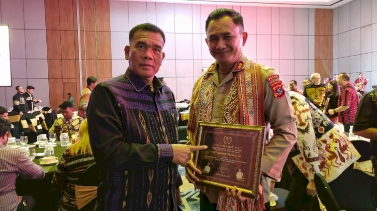 kadin ntt berikan penghargaan kepada akbp agustinus chirstmas sebagai jenderal kopi 74343