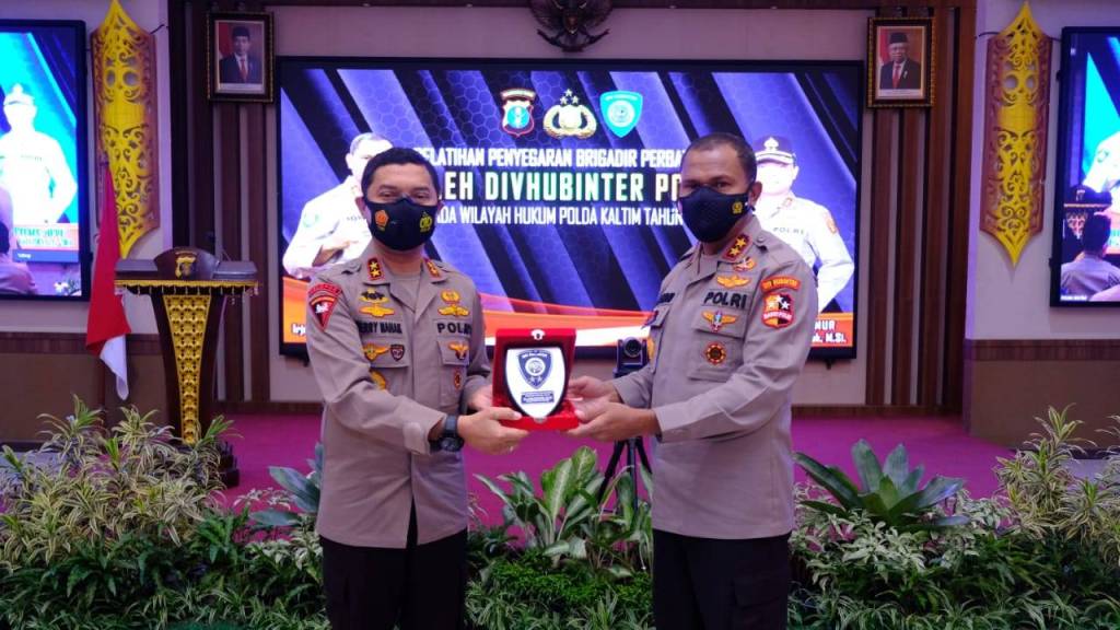 kadiv hubinter polri berikan pelatihan penyegaran brigadir perbatasan di polda kaltim 30769