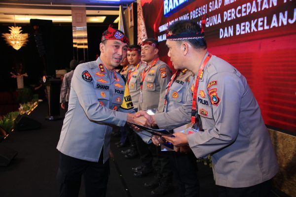 kadiv humas polri beri penghargaan ke 7 anggota dengan nilai sertifikasi kompetensi terbaik 73040