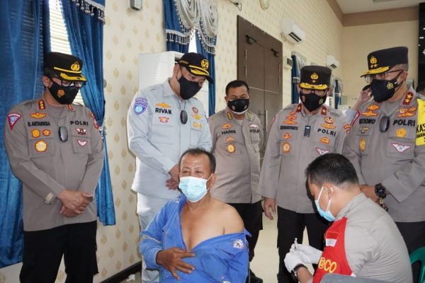 kakorlantas polri bersama dirut jasa raharja laksanakan peninjauan pelaksanaan vaksinasi dan baksos di polda kepri 26854