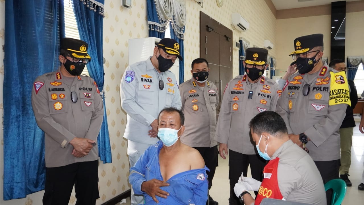 kakorlantas polri bersama dirut jasa raharja laksanakan peninjauan pelaksanaan vaksinasi dan baksos di polda kepri 26854