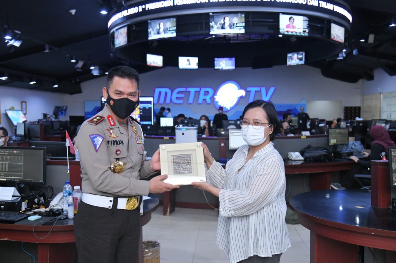 kakorlantas polri jalin kerja sama dengan metro tv bahas sosialisasi kepatuhan lalin 23170