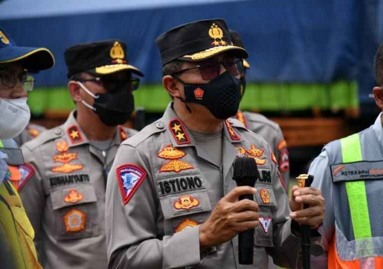 kakorlantas polri lakukan pengecekan di lalu lintas kawasan puncak terkait pemberlakuan kebijakan ppkm 19821