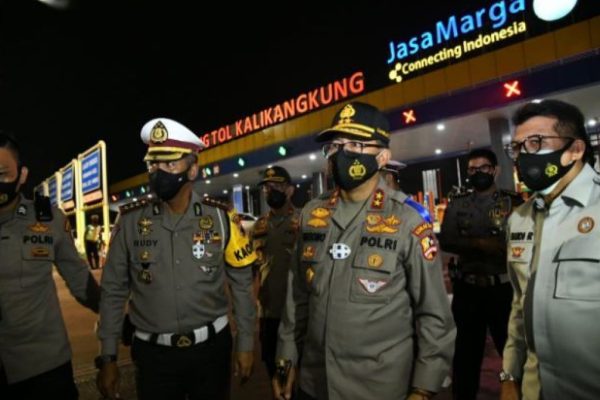 kakorlantas polri pantau arus libur panjang di gate tol kalikangkung yang terpantau masih landai 19674