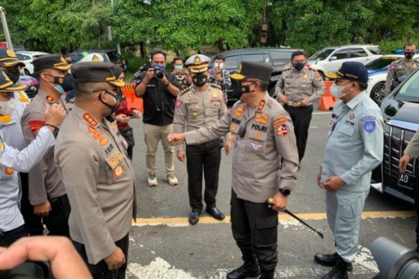 kakorlantas polri pantau langsung penyekatan dan beri apresiasi polda jatim 20041