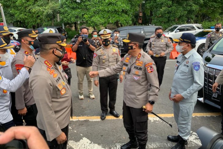 kakorlantas polri pantau langsung penyekatan dan beri apresiasi polda jatim 20041