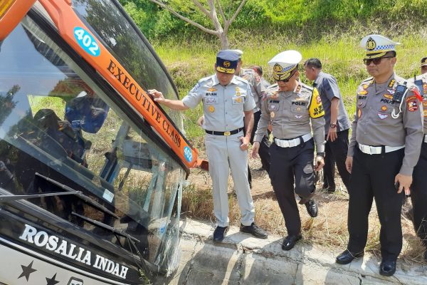 kakorlantas turun langsung ke lokasi kecelaakan bus km 370 tol batang semarang 7 orang meninggal dunia 72492