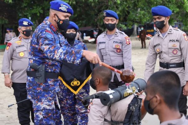 kakorpolairud baharkam polri pimpin upacara penutupan tradisi pembaretan perwira dan bintara di pantai carita banten 24840
