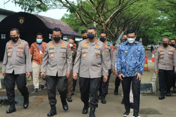kalemdiklat meninjau langsung tempat kegiatan vaksinasi yang diadakan polda banten 23346