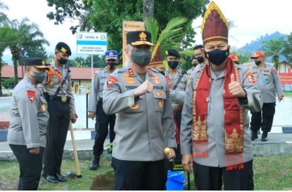 kalemdiklat polri bersama kapolda sumbar lakukan penanaman pohon di spn padang besi 45960
