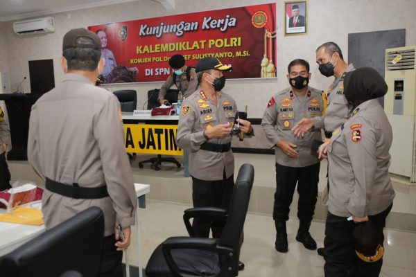 kalemdiklat polri lakukan kunjungan kerja ke spn polda jawa timur 32508