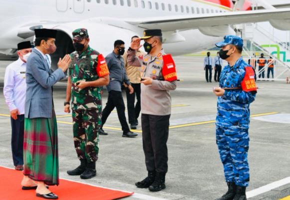 kaltim police chief welcome president jokowi in his visit to kaltim 44710