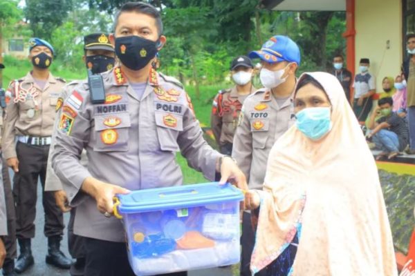 kampus polri peduli spn mandalawangi polda banten laksanakan bansos 9823