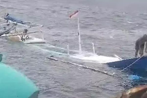 kapal kayu bermuatan sebanyak 36 wisatawan tenggelam diterjang gelombang tinggi di kupang 71220