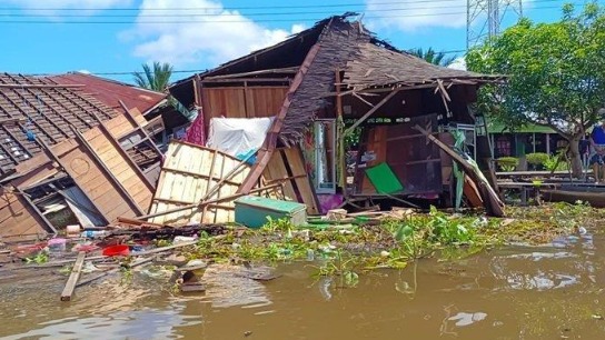kapal tongkang hanyut tabrak 35 rumah warga di tapin kalsel 57225