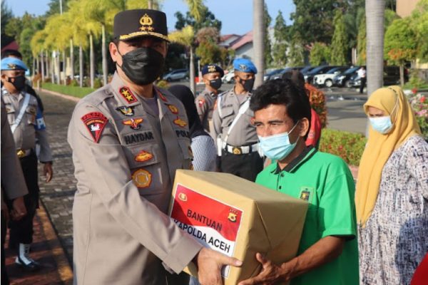 kapolda aceh bagikan bansos kepada pns dan phl di lingkungan mapolda aceh 9963