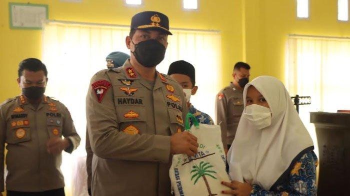 kapolda aceh berikan beras untuk peserta vaksin di peukan bada 21086