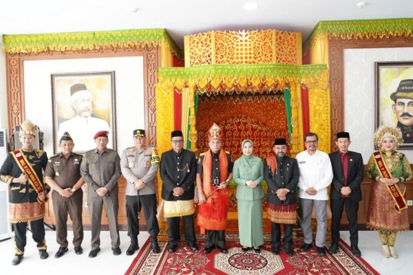 kapolda aceh beserta ketua bhayangkari sambut kedatangan pangdam im baru 71209