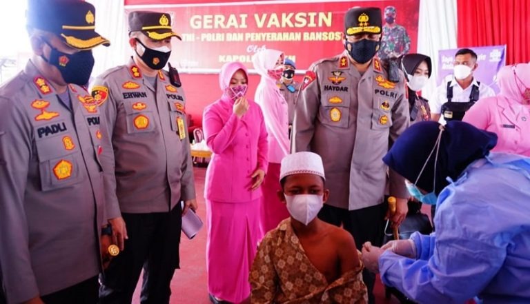 kapolda aceh tinjau kegiatan vaksinasi massal di polres pidie 34396
