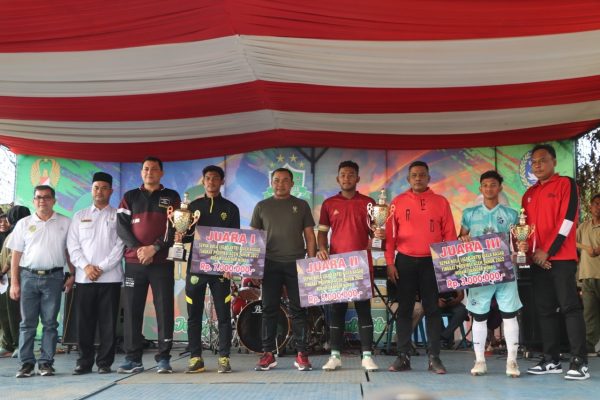 kapolda aceh turut serta menyerahkan hadiah liga santri pssi piala kasad 49743