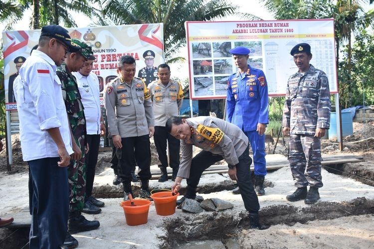 kapolda babel bedah tiga rumah warga sebagai wujud pelayanan ke masyarakat 65382