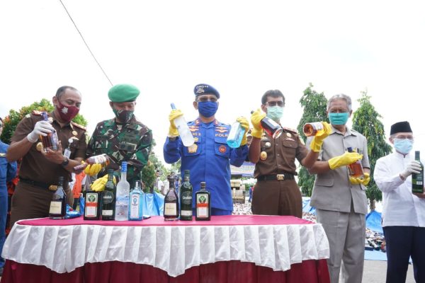 kapolda babel pimpin pemusnahan ribuan botol miras ilegal 15594