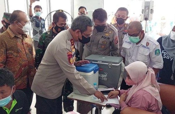kapolda babel tinjau vaksinasi covid 19 alumni akabri 1999 di bangka 9802