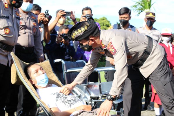 kapolda bali bagikan kursi roda dan sembako di klungkung 24836