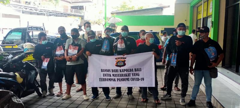 kapolda bali bagikan puluhan ton beras kepada masyarakat 26504