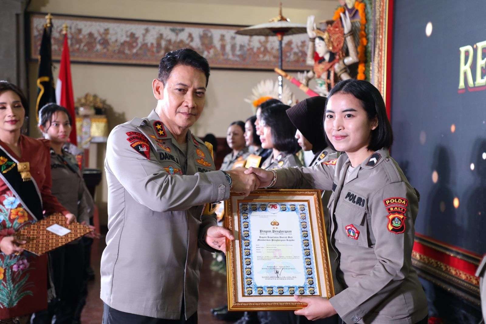 kapolda bali beri penghargaan pada polwan polda bali pada acara syukuran hut polwan ke 76 79115