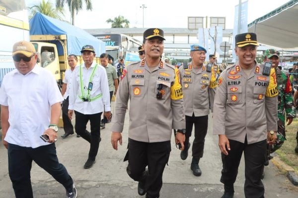 kapolda bali cek pos pengamanan dan pantau arus mudik lebaran 2024 di gilimanuk 72323