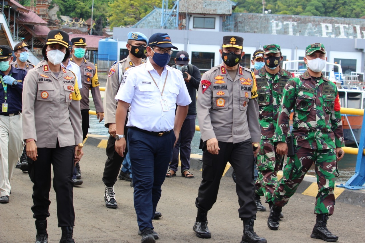kapolda bali lakukan pengecekan kesiapan pos pengamanan terpadu natal 2020 dan tahun baru 2021 di pelabuhan padangbai 32949