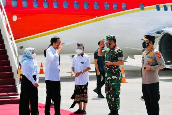 kapolda bali menyambut kedatangan presiden ri di provinsi bali 25258