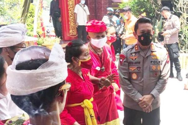 kapolda bali pantau pelaksanaan ibadah imlek di vihara satya dharma sanggaran 23121