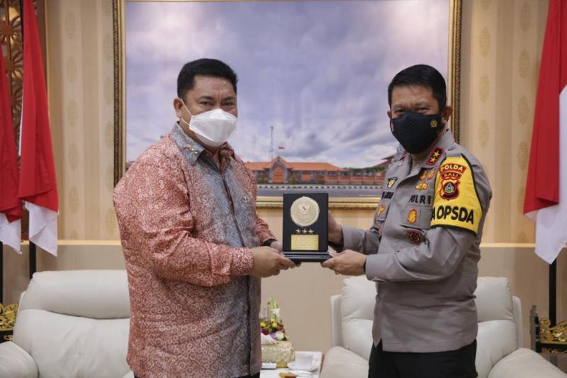 kapolda bali sambut langsung kunjungan kepala bnn 30457