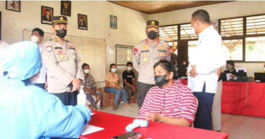 kapolda bali tinjau penyelenggaraan vaksinasi massal di gianyar 28843