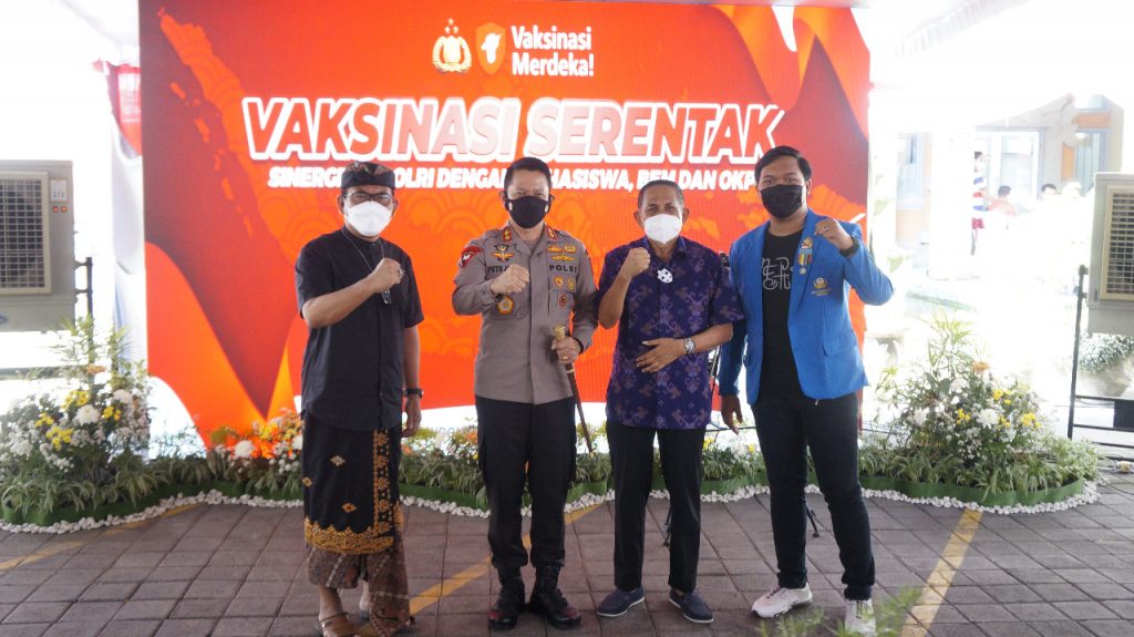 kapolda bali tinjau vaksinasi merdeka di universitas warmadewa denpasar 27386