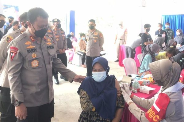 kapolda banten apresiasi panitia di tps 08 desa nambo ilir ada fasilitas gerai vaksin 24798