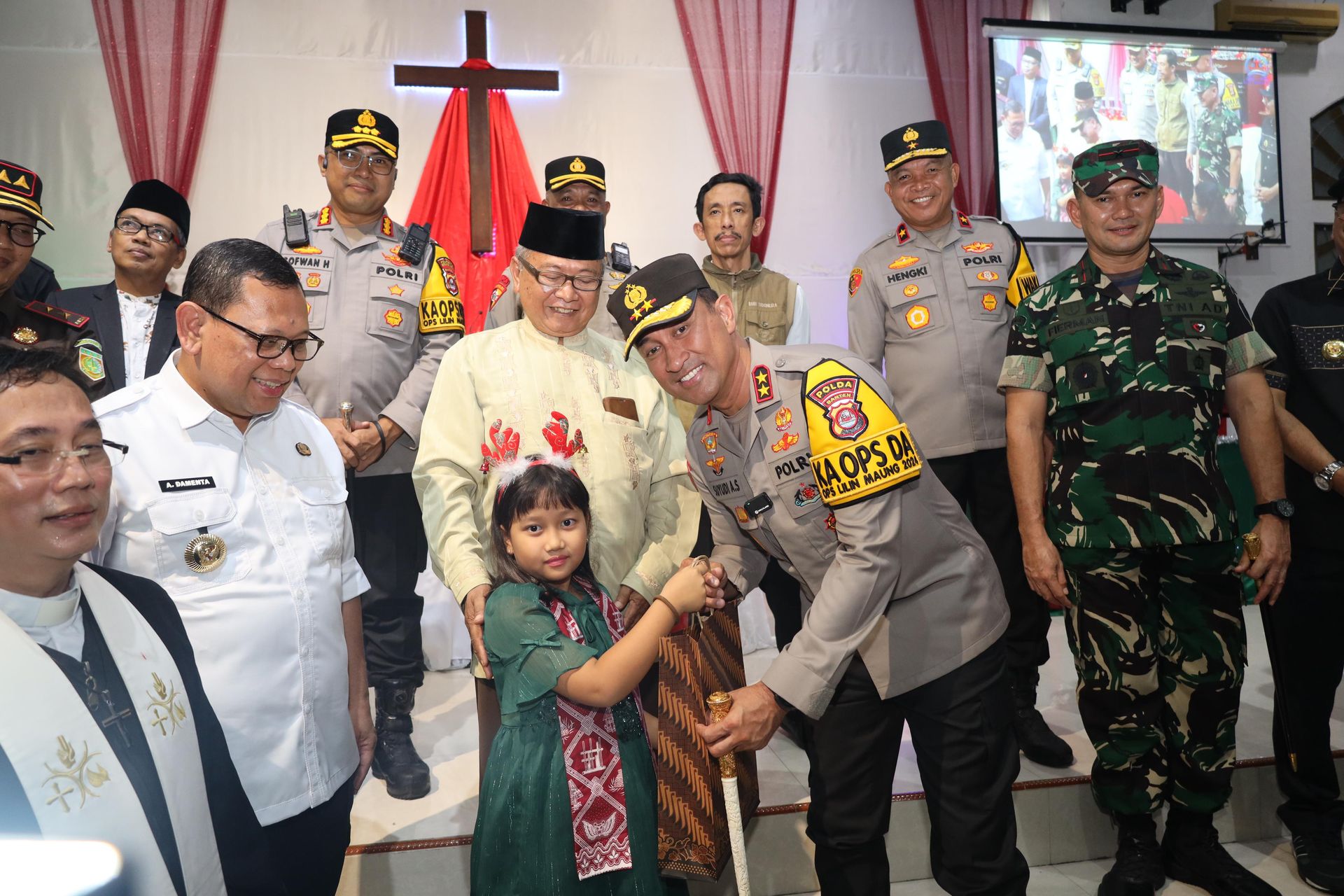 kapolda banten dan pj gubernur banten tinjau pengamanan ibadah natal dan pospam nataru 2024 82321
