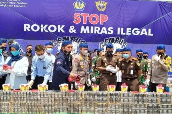 kapolda banten hadiri pemusnahan rokok dan miras ilegal hasil penindakan kepabeanan dan cukai 32565