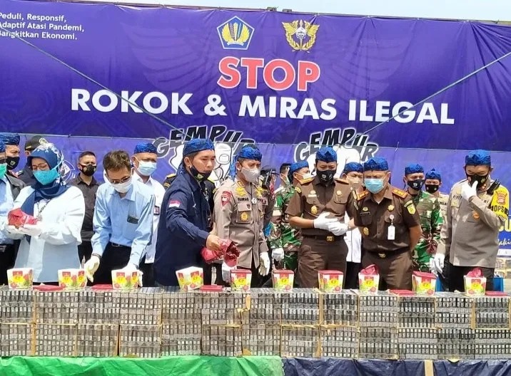 kapolda banten hadiri pemusnahan rokok dan miras ilegal hasil penindakan kepabeanan dan cukai 32565