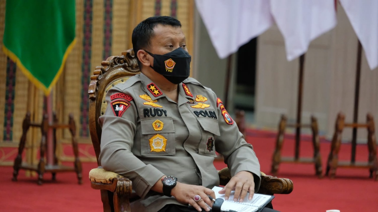 kapolda banten ikuti arahan presiden ri terkait penanganan covid 19 melalui vicon 23231