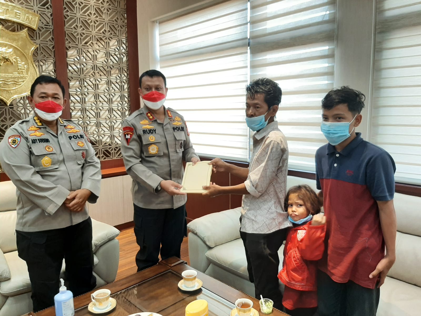 kapolda banten panggil tanto pria asal bayah yang viral karena keliling kampung mencari seragam bekas untuk anaknya sekolah 26972