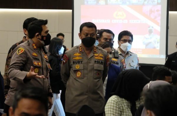 kapolda banten pantau langsung vaksinasi massal booster di kabupaten serang 20921