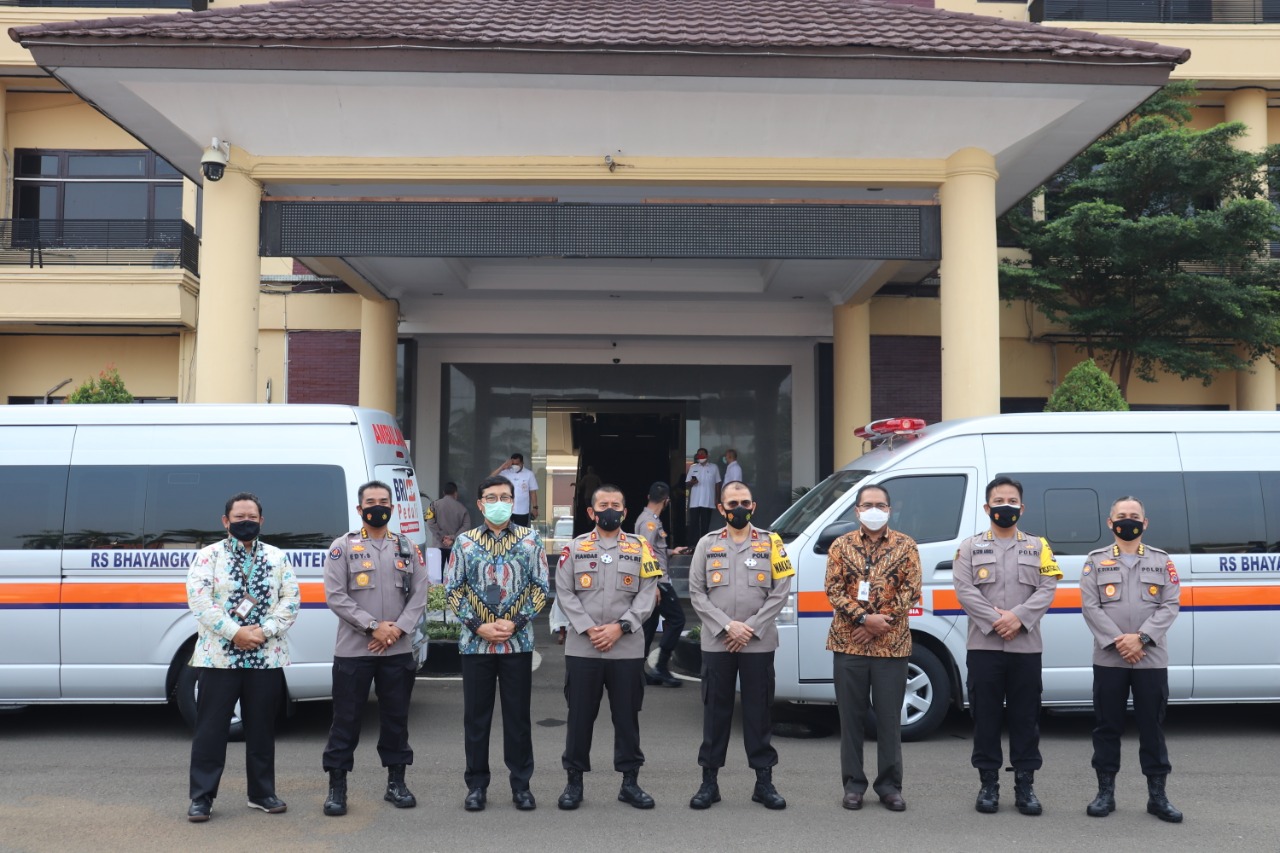 kapolda banten terima penyerahan csr bantuan 2 ambulance dari bank bri 32621