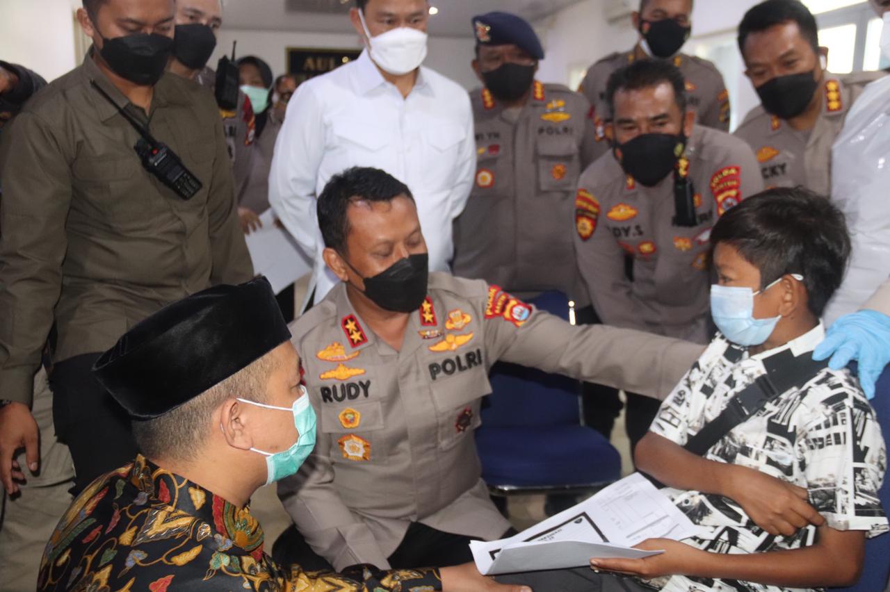 kapolda banten tinjau pelaksanaan vaksinasi bagi penyandang disabilitas oleh akabri 1996 bharatasena 9676