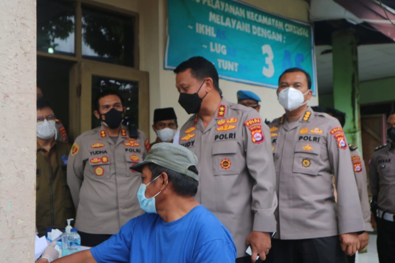 kapolda banten tinjau pelaksanaan vaksinasi covid 19 serentak 22790